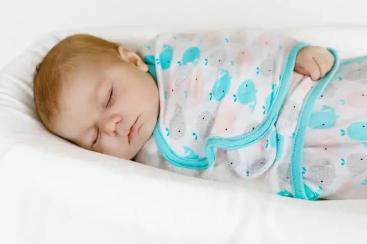 How to Swaddle Baby in Hindi | आख़िर शुरुआती दिनों में बेबी को कपड़े में लपेटकर क्यों रखा जाता है?