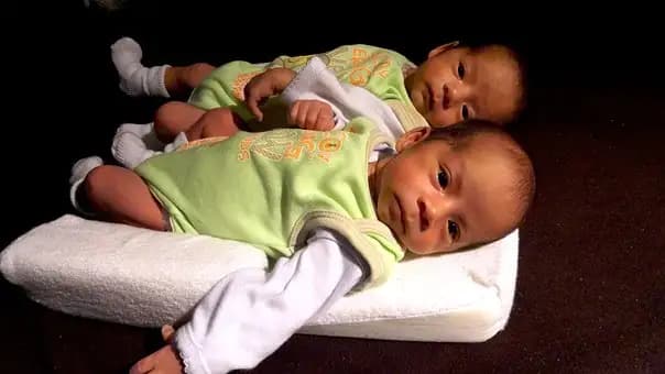 Can twins sleep in the same cot?