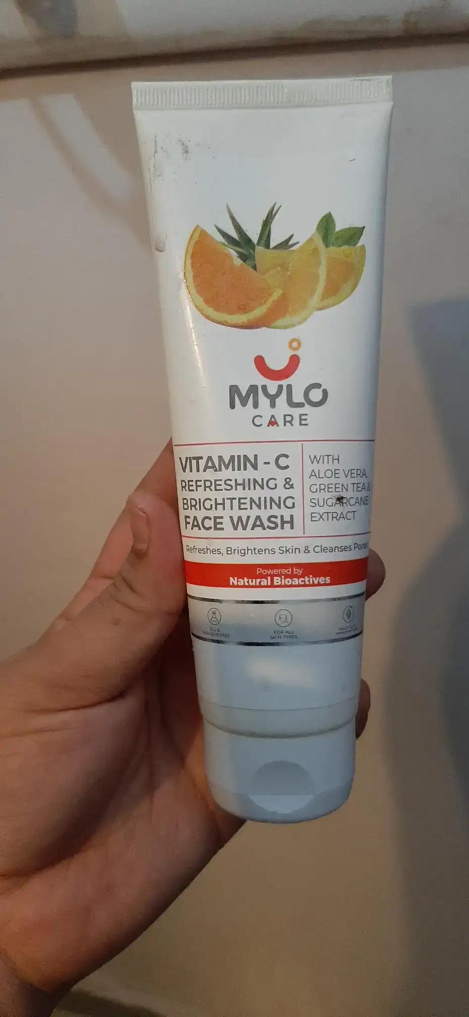 Vitamin C Face Wash (100 ml) Refreshing & Brightening 