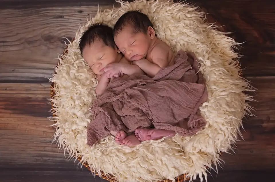 Helping your twins to sleep at the same time