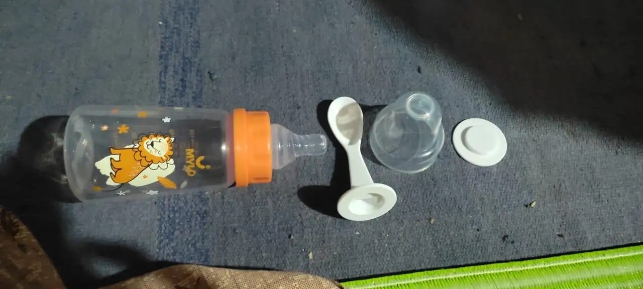 2-in-1 Baby Feeding Bottle | BPA Free with Anti-Colic Nipple & Spoon | Easy Flow Neck Design - Lion & Giraffe 125ml & 250ml