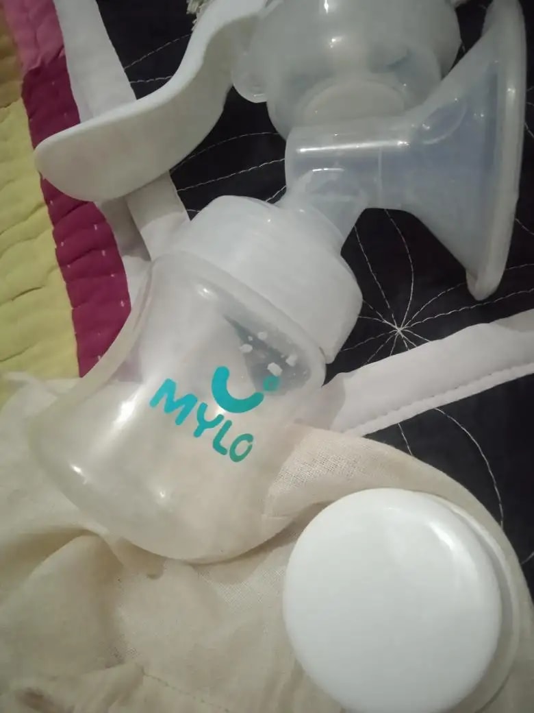 Manual Breast Pump For Feeding Mothers | Anti Colic & BPA Free | Compact & Lightweight | Easy to hold | Easy to Clean | With Bottle (150 ml)
