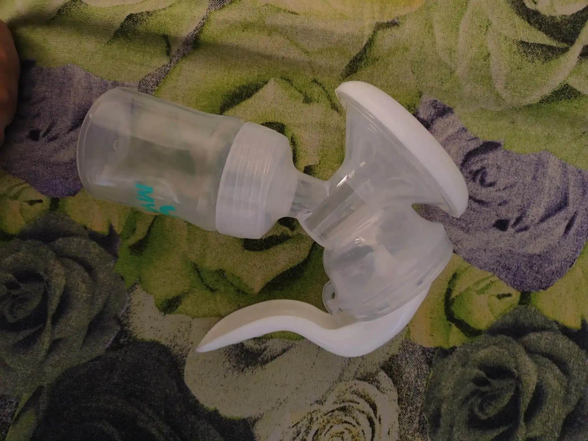 Manual Breast Pump For Feeding Mothers | Anti Colic & BPA Free | Compact & Lightweight | Easy to hold | Easy to Clean | With Bottle (150 ml)