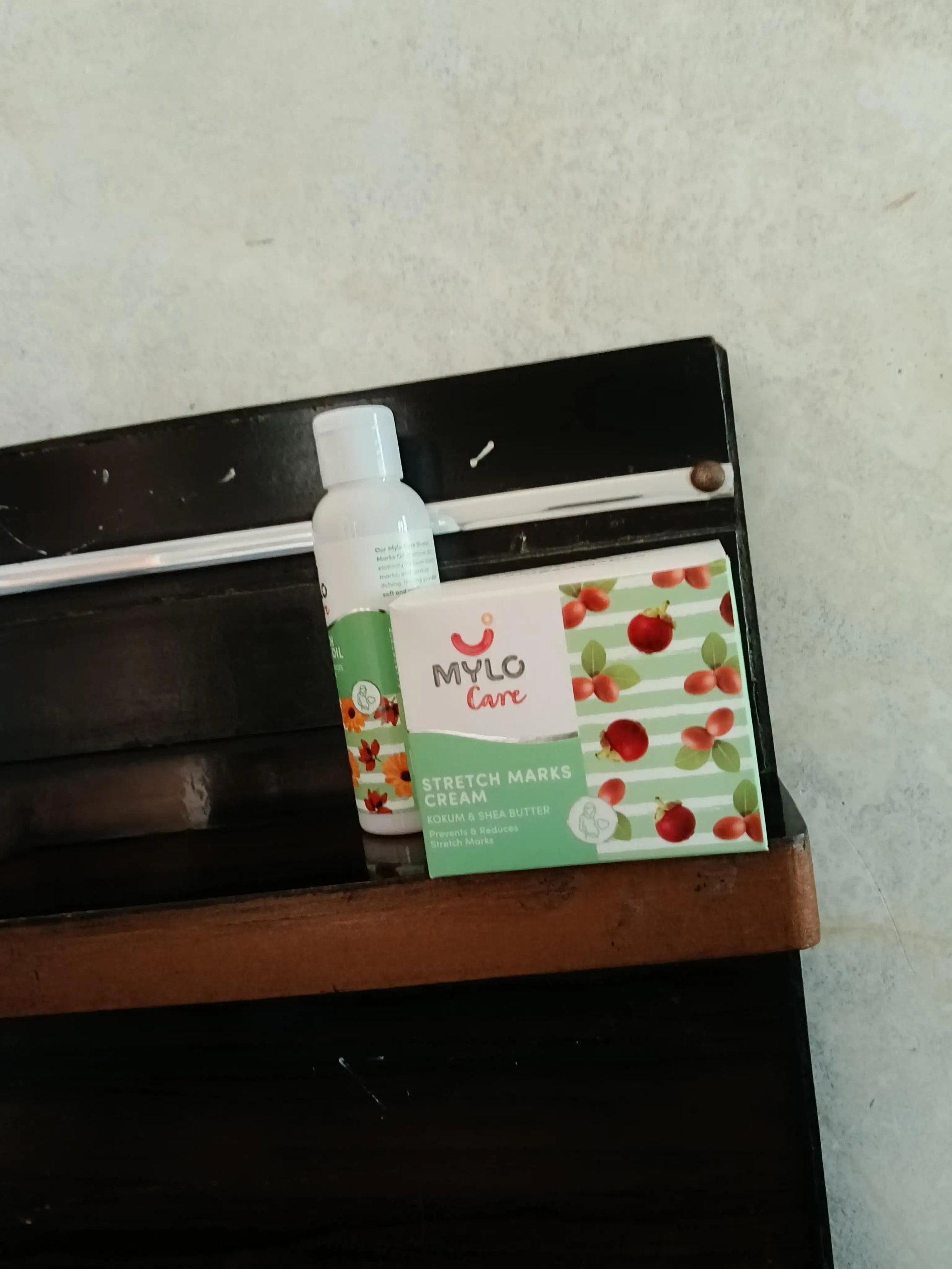 Stretch Marks Kit - Removes Scars | Made with Natural Ingredients | Tightens Skin - (1 Stretch Mark Oil - 100 ml, 2 Stretch Marks Cream - 100ml each)