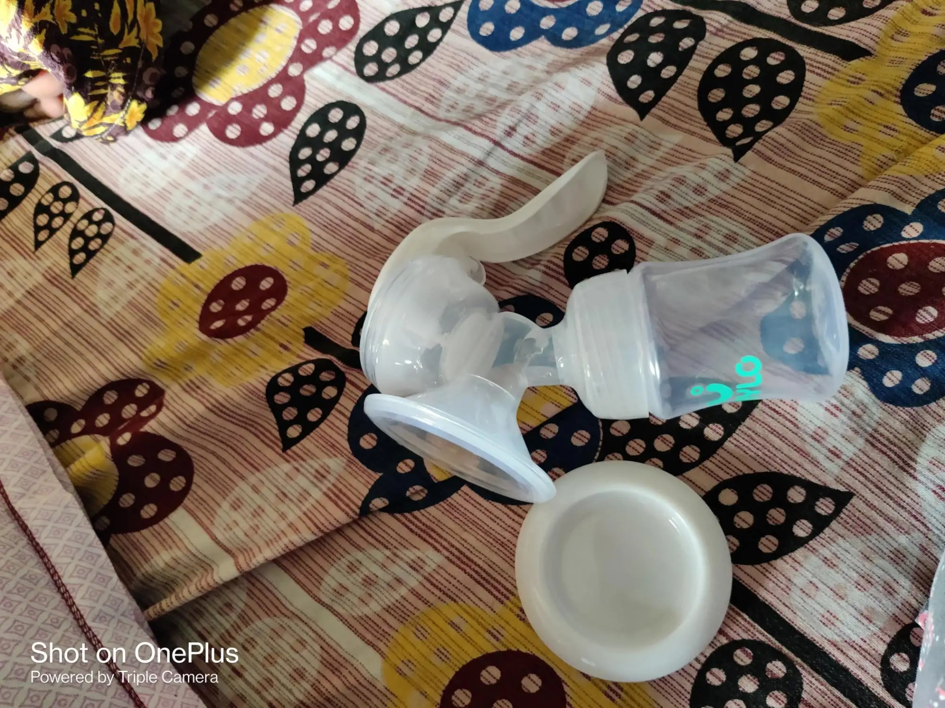 Manual Breast Pump For Feeding Mothers | Anti Colic & BPA Free | Compact & Lightweight | Easy to hold | Easy to Clean | With Bottle (150 ml)