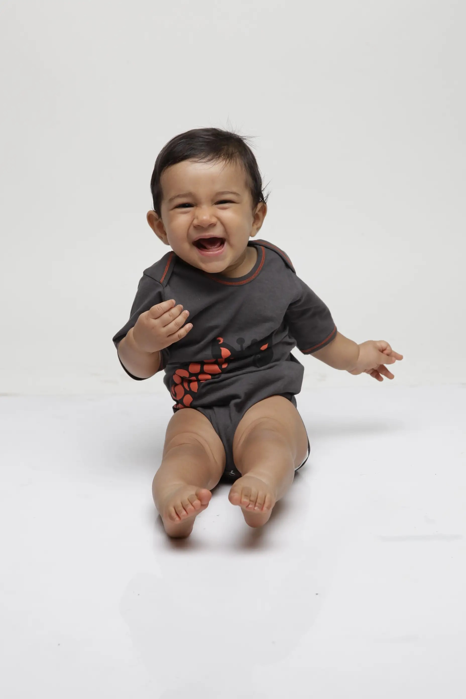 बच्चे को बिना किसी सहारे के बैठाने में बेहद फायदेमंद है ये टिप्स