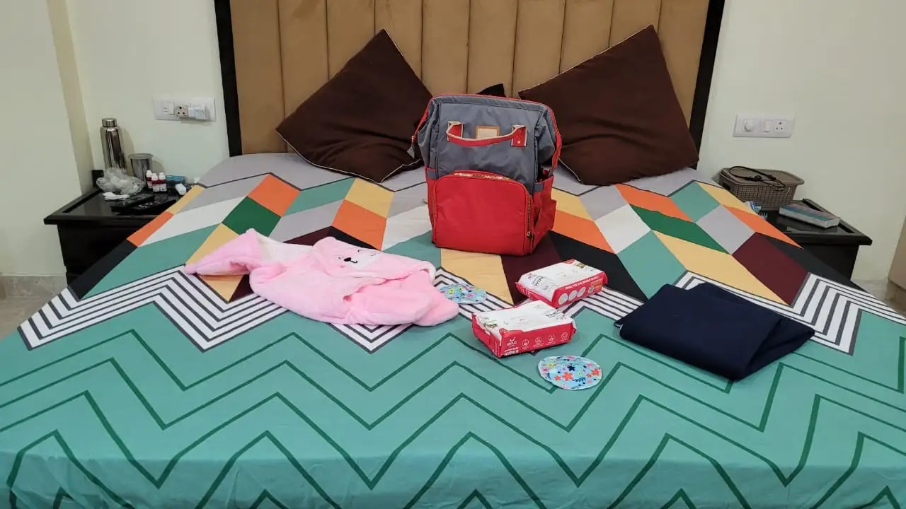 Images related to the bag is sturdy and carryable.