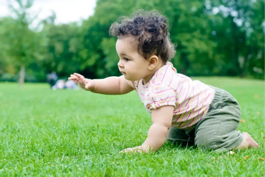 When Do Babies Start Crawling in Hindi | बच्चे घुटनों के बल चलना कब शुरू करते हैं? 