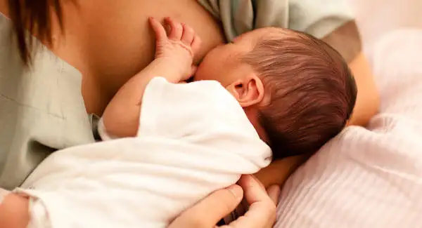 इन पॉजिशन की मदद से शिशु को स्तनपान करवाना हैं बेहद आसान